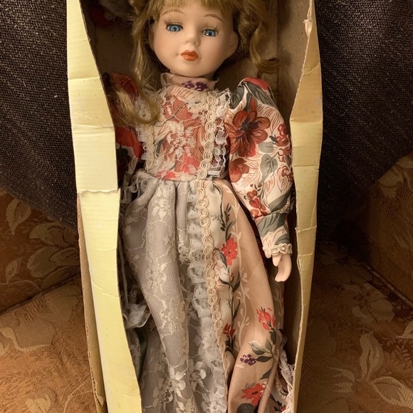 Ashley Belle Keepsakes Genuine Porcelain Collector Doll 15" - Picture 6 of 10